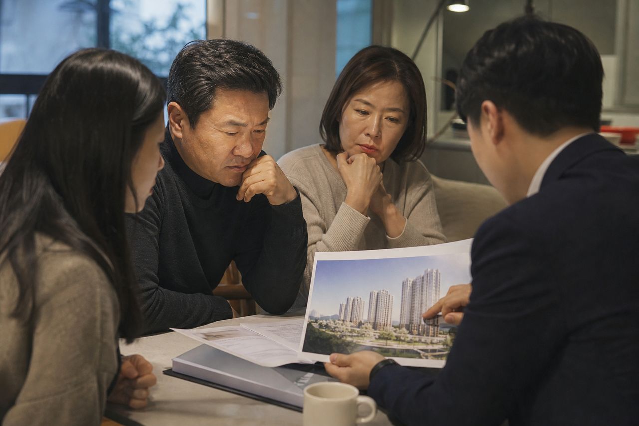총회결의 없는 환불확약은 효력이 있나 — 무엇부터 해야 하나(절차·순서) 관련 상황을 보여주는 이미지 — 서류를 검토하는 모습