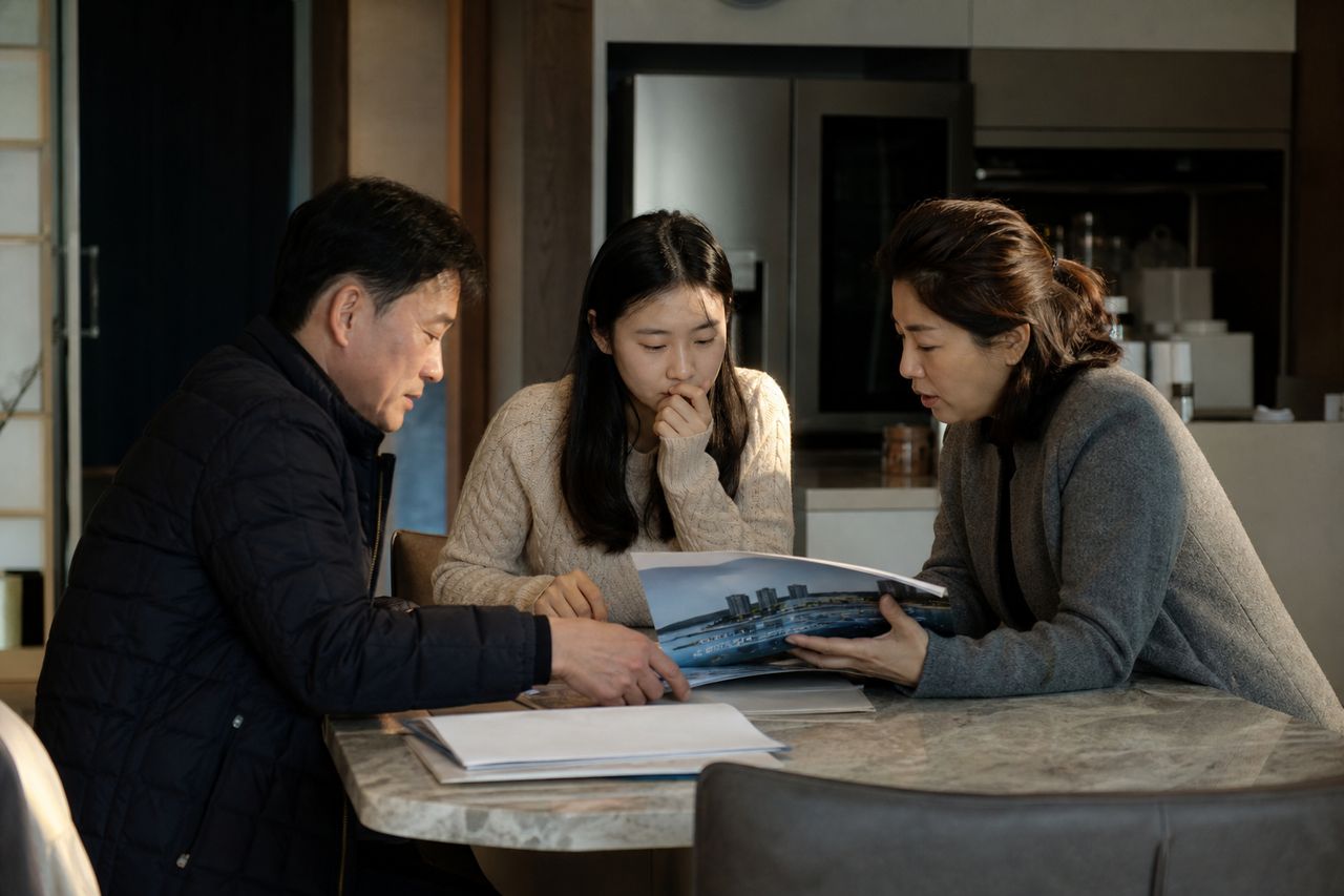 가입 철회 기간 30일→60일로 늘어난다 — 주택법 개정안 시행 전 서명한 계약자, 지금 탈퇴 통보를 내도 유리해지는 조건 체크리스트 5가지 관련 상황을 보여주는 이미지 — 서류를 검토하는 모습