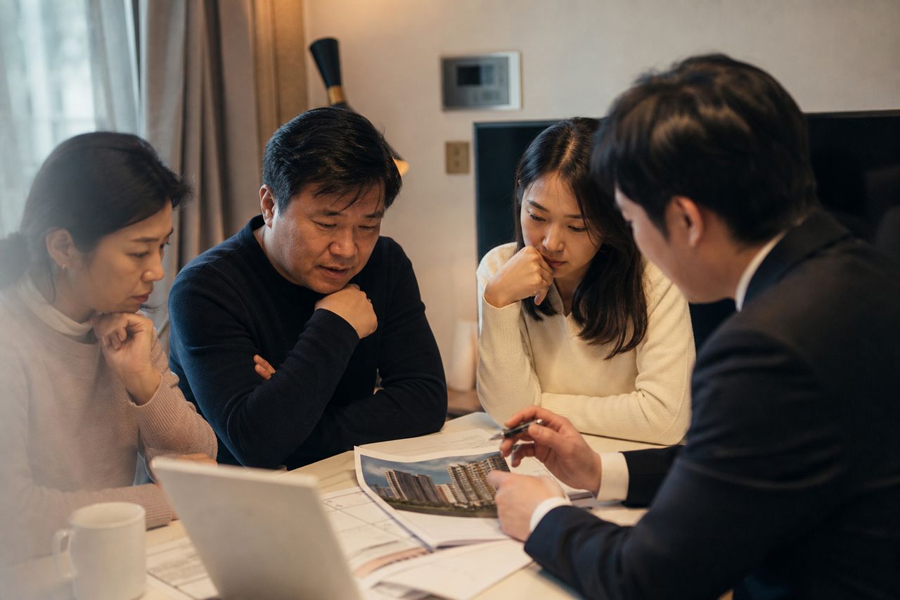 회사 이직 앞두고 세대주 자격 잃었는데 조합이 '자동 탈퇴는 맞지만 환불은 불가' 통보했다 — 지역주택조합 탈퇴 절차 변호사 상담 전에 반드시 확인할 '장래이행의 소' 활용 타이밍 관련 상황을 보여주는 이미지 — 서류를 검토하는 모습