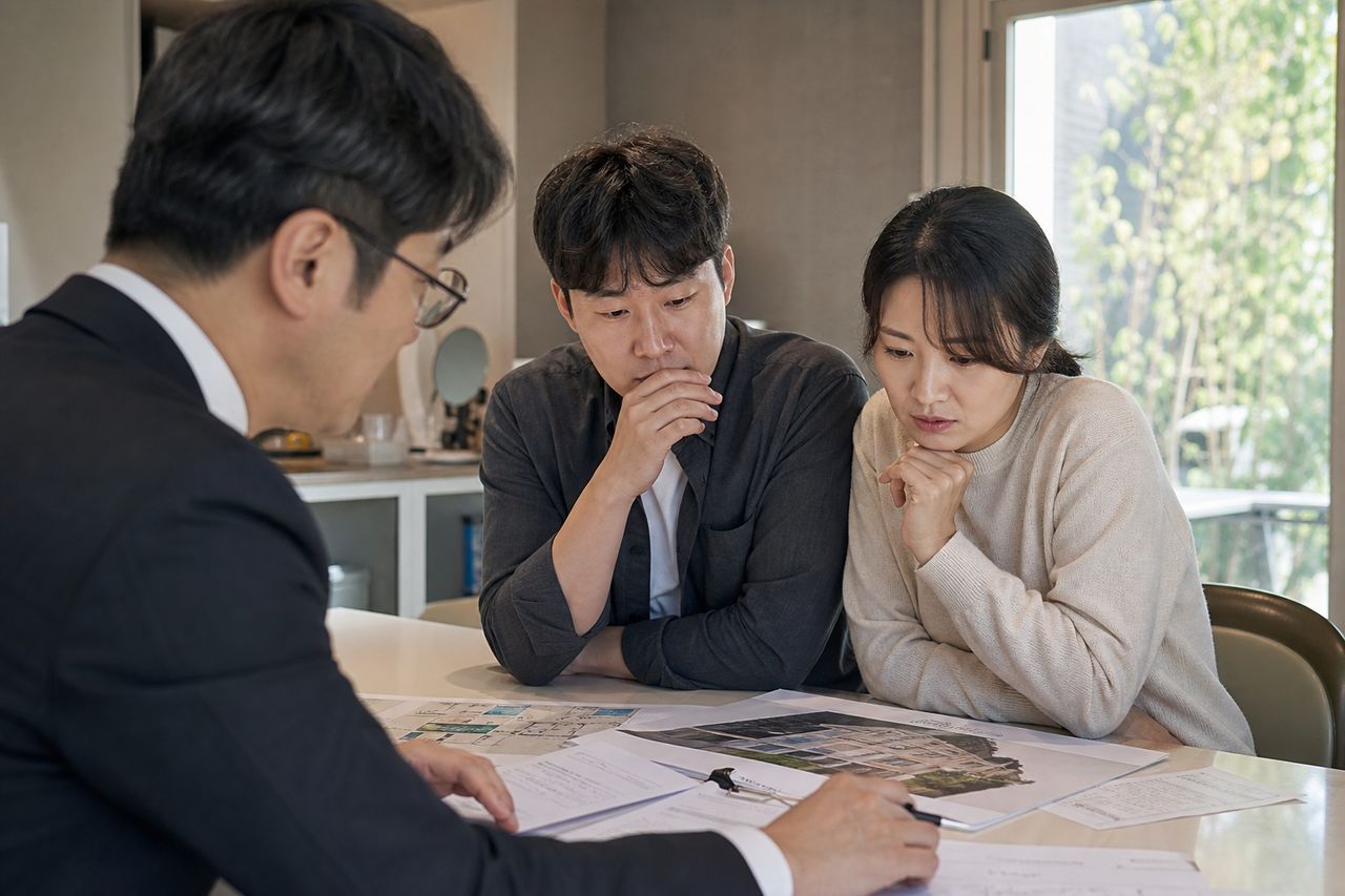지역주택조합 조합원 자격 없이 낸 납입금 및 이자 전액 반환: 승소 관련 상황을 보여주는 이미지 — 서류를 검토하는 모습