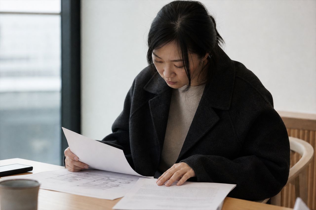 지역주택조합 사업 지연 끝에 납입금 회수 관련 전문가 상담·서류 검토 장면