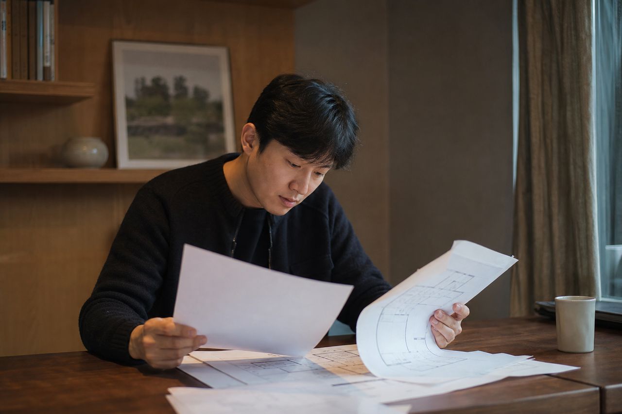 엘지로지역주택조합, 지주택 추가분담금에다가 사업비까지 약 1억 이상을 더 [출처] 엘지로지역주택조합, 지주택 추가분담금에다가 사업비까지 약 1억 이상을 더 내라고?| 노영실변호사|작성자 법무법인 정의 관련 전문가 상담·서류 검토 장면