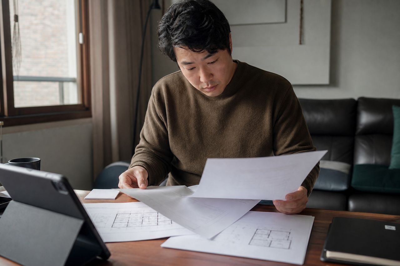 지역주택조합 사업 지연 3년째, 조합원이 취할 수 있는 법적 조치는? 관련 전문가 상담·서류 검토 장면